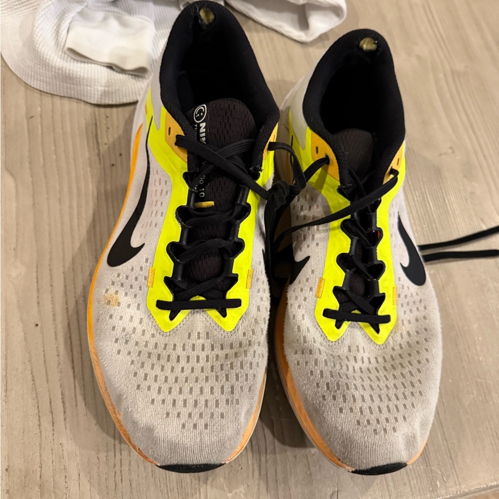 Nike Men's Neon Yellow and Black Athletic Shoes